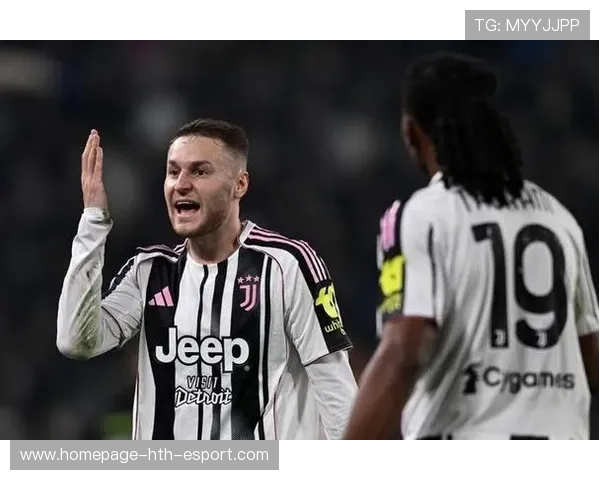 库普梅纳斯中场送出手术刀直传，助攻队友单刀推射得手